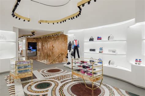 versace lisbon|Versace opens new store in Lisbon .